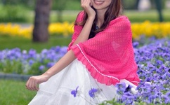 娇妻被朋友在客厅呻吟动漫